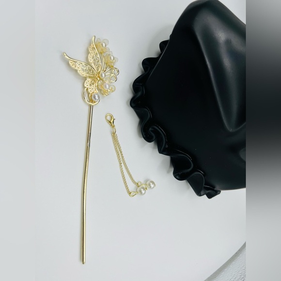 Elegant Gold Butterfly Hairpin with Pearls - Picture 2 of 4